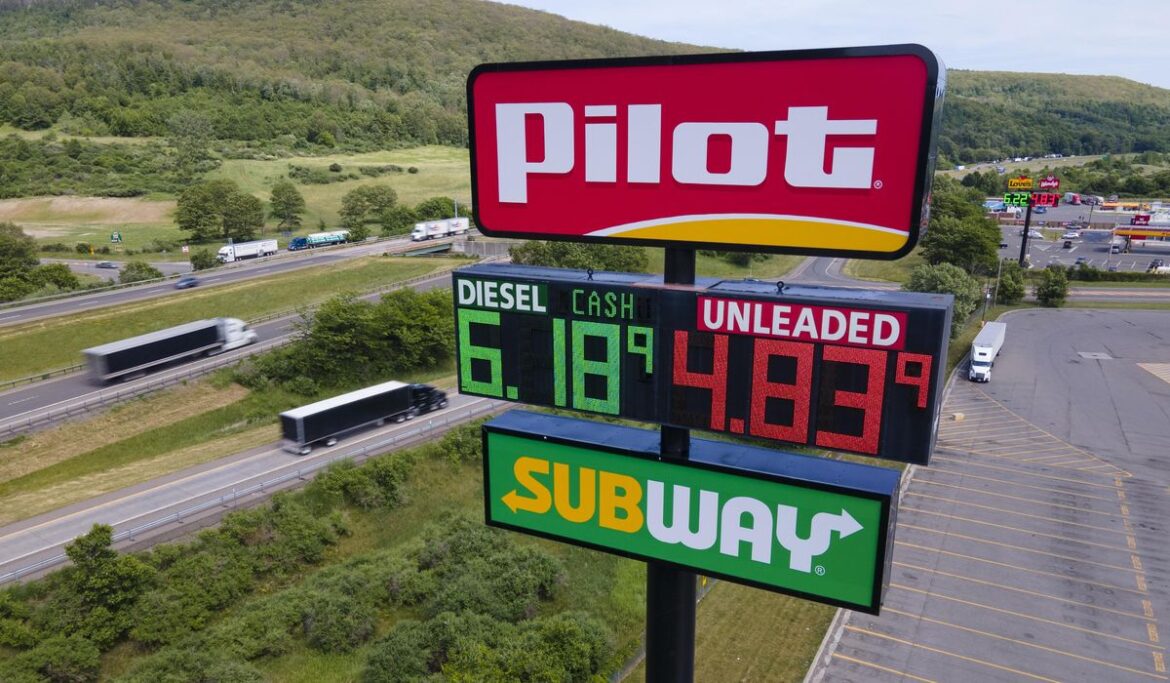 Warren Buffett's Berkshire Hathaway says Haslams offered bribes to inflate Pilot truck stops profits