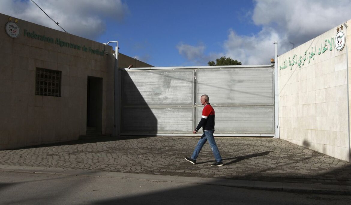 Bus crash kills player and assistant coach in Algerian soccer's top league, matches postponed