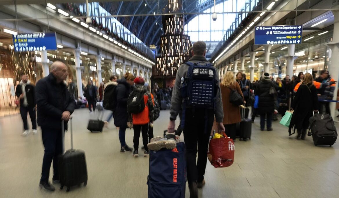 Busiest holiday travel season in years is off to a smooth start with few airport delays