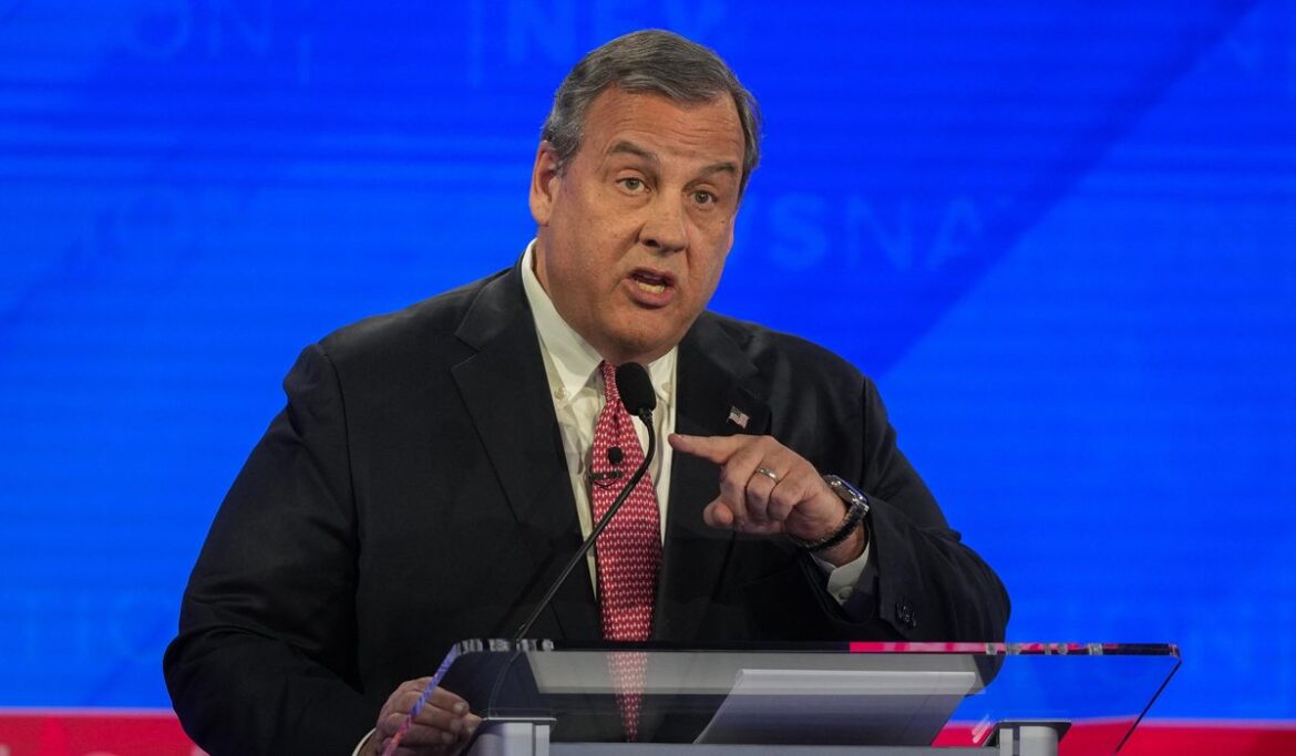 Chris Christie says Donald Trump will 'burn America to the ground'