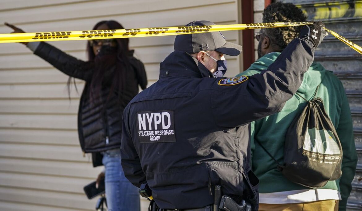 Courtney Gordon fatally stabbed 4 family members before police fatally shot him; 2 officers injured