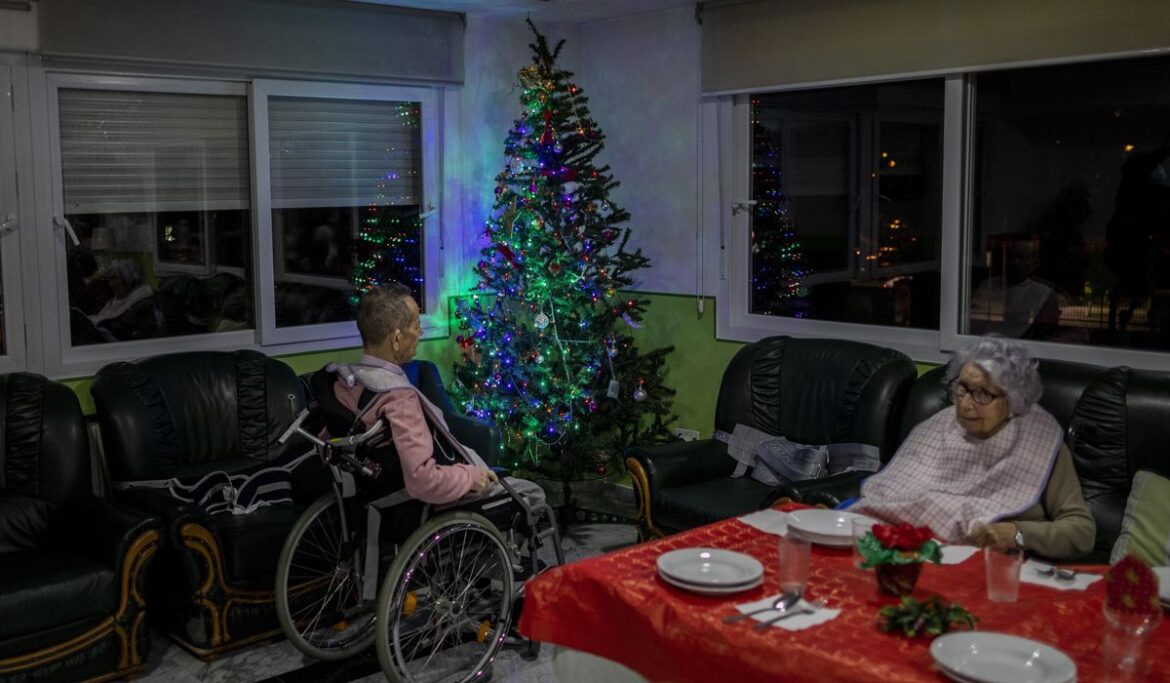 Empty seat at Christmas dinner? 7 encouraging scriptures for this holiday season