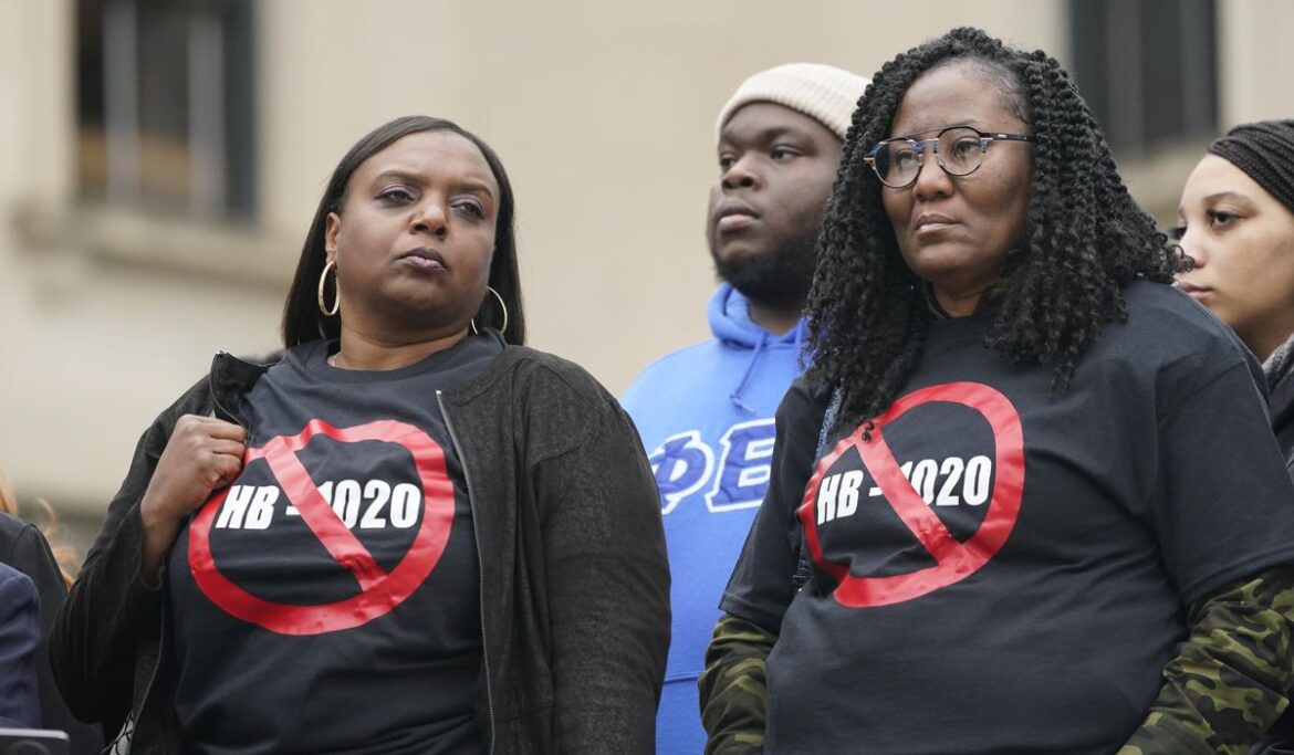 In federal challenge to Mississippi law, arguments focus on racial discrimination, public safety