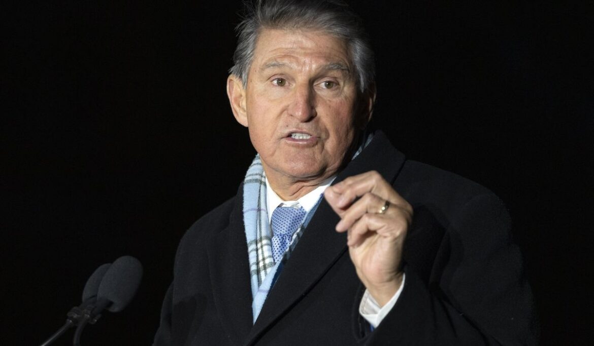 Joe Manchin jokes he could be the slightly younger president America needs at D.C. roast