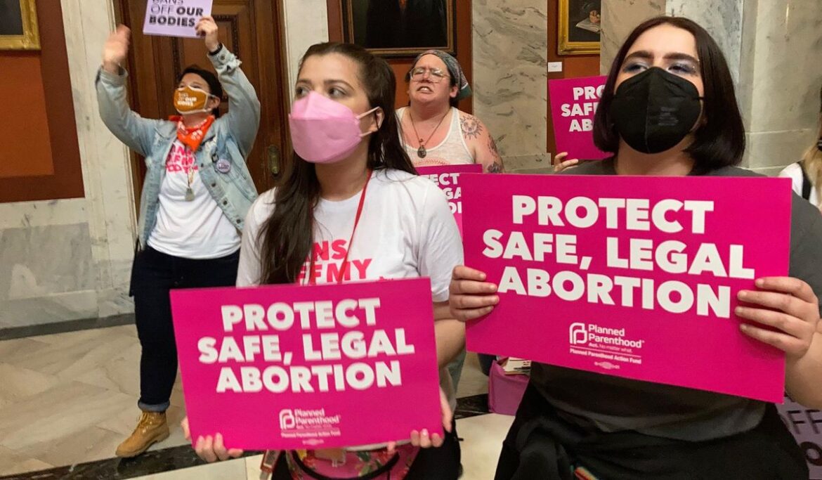 Kentucky pregnant woman in sues for right to get an abortion