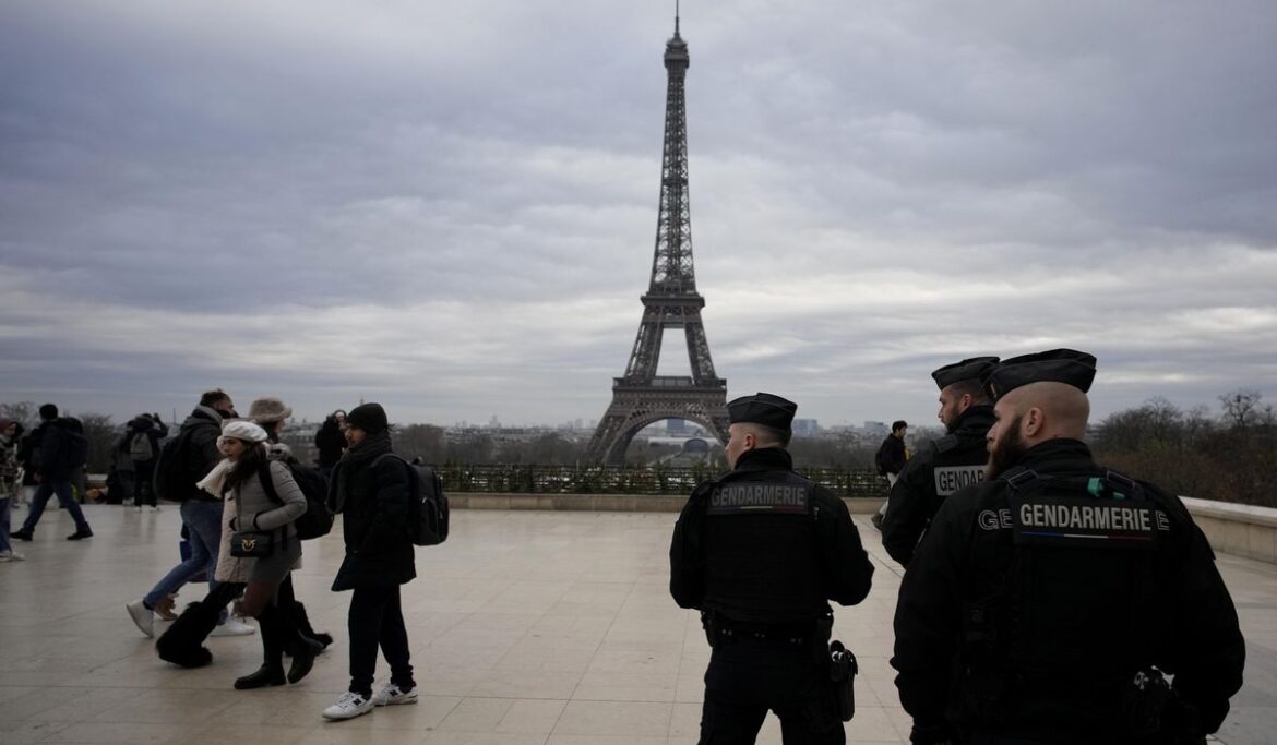 Paris attack near Eiffel Tower investigated, police look into mental illness of suspect