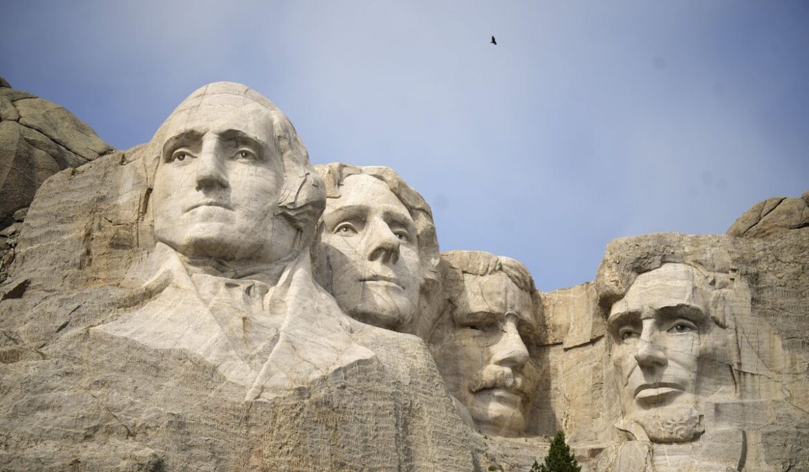 Pilots flying tourists over national parks face new rules, none stricter than Mount Rushmore