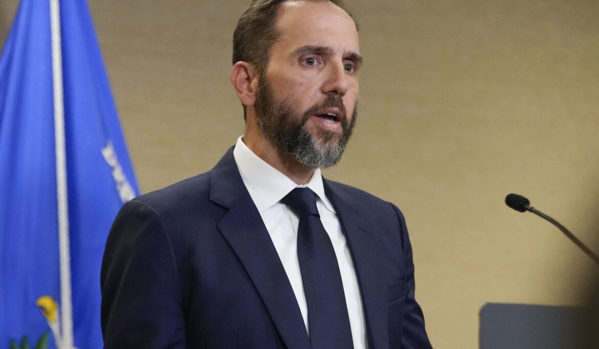 Prosecutors look to bar Trump from injecting politics into federal election interference trial