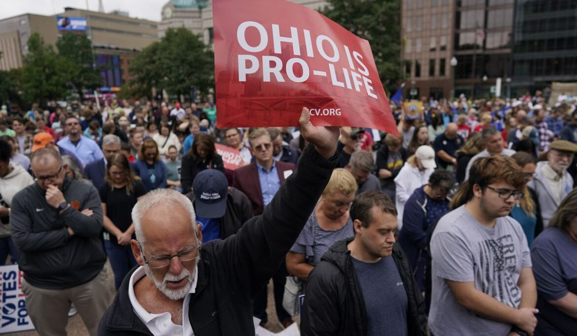 Republican bill seeks to help single mothers by making fathers help with pregnancy costs