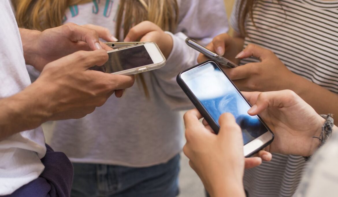 Research finds more teens turning to social media, not parents, for life lessons