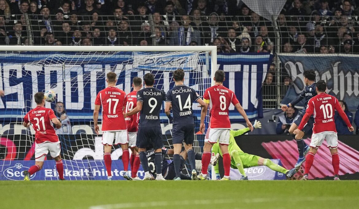 Tasty! Asano eats a chocolate coin thrown in German fan protests and scores a goal
