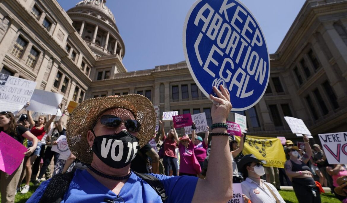 Texas Supreme Court pauses lower court's order allowing pregnant woman Kate Cox to have abortion