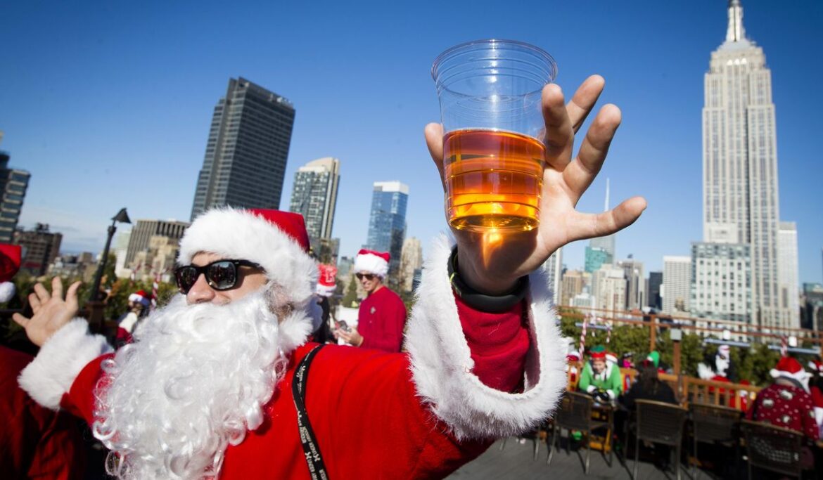 Thousands of revelers descend on N.Y. for annual Santa-themed bar crawl SantaCon