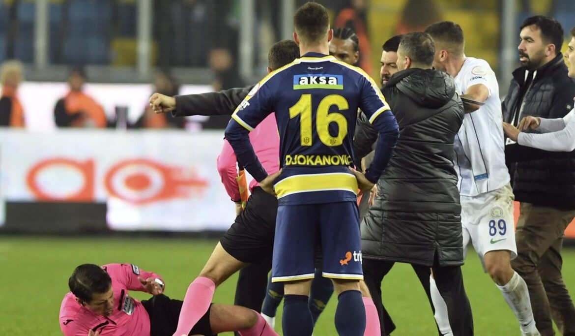 Turkey suspends all league games after club president punches referee at a top-flight match