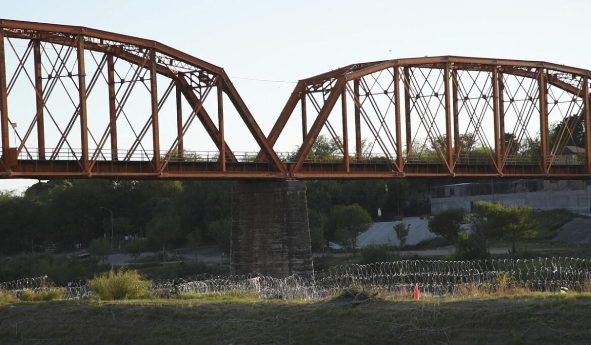 Two railroad crossings temporarily closed in Texas raise concerns about cross-border trade