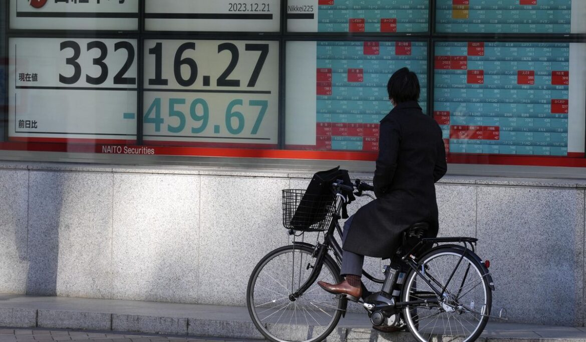 Wall Street bounces back after a big loss, S&P 500 again nears record