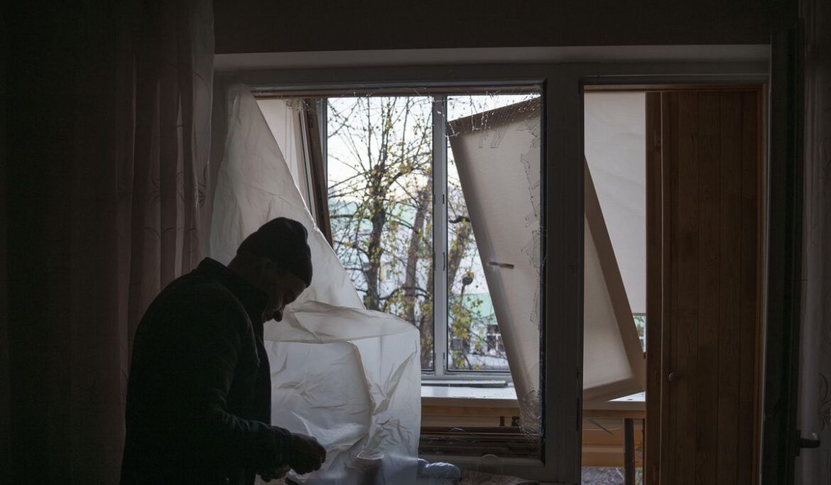 White House warns Congress the US is out of money, nearly out of time to avoid 'kneecap' to Ukraine