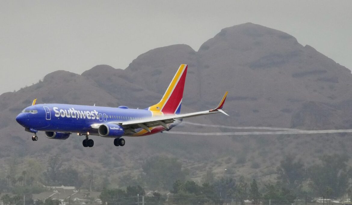William Hill charged with shooting laser at airplanes landing in Phoenix
