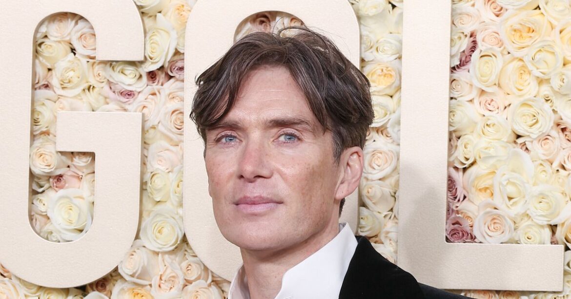 Cillian Murphy Gives Golden Globes Speech With Lipstick On His Face