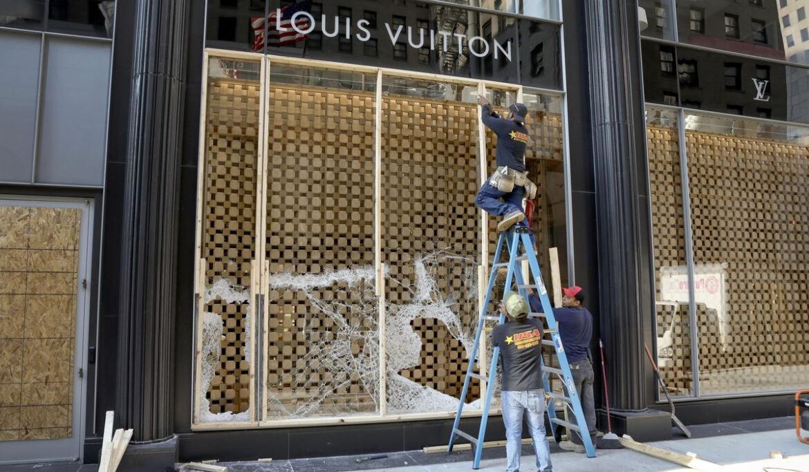 Organized crime blamed for nationwide scourge of shoplifting, smash-and-grab flash mobs