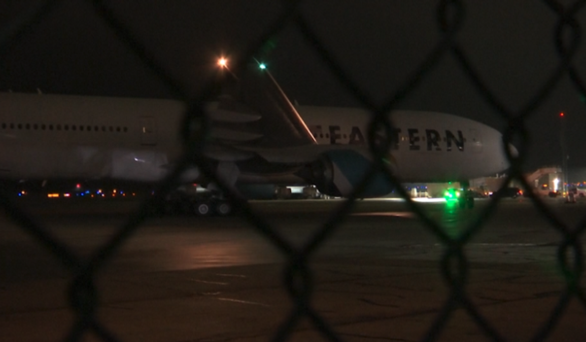Plane carrying migrants from Texas arrives in Illinois