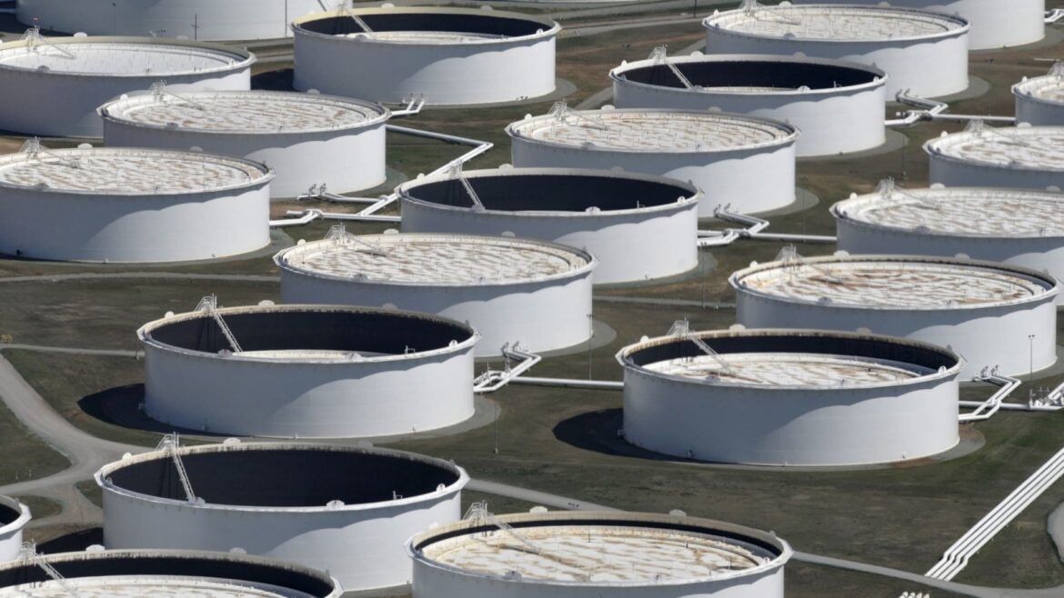 WTI, Brent fall as market waits for Fed minutes