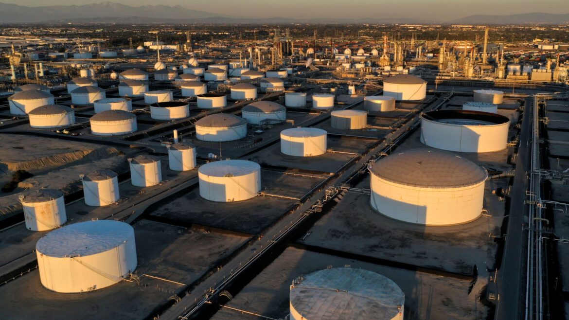 Oil prices head to weekly gain as crude market expected to tighten